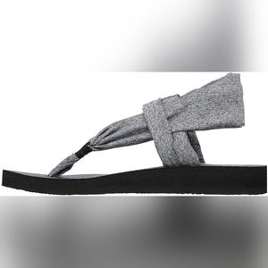 Skechers Yoga Foam Studio Kicks